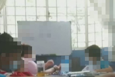 Rakaman video menyaksikan pengasuh berkenaan dipercayai menyuap makanan secara paksa ke atas seorang kanak-kanak di taska tersebut.