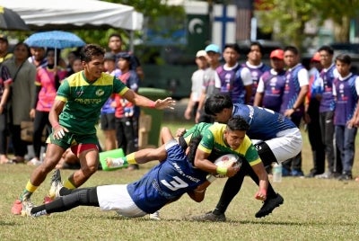 Antara aksi pasukan ragbi 7s lelaki UPM ketika menentang IIUM pada perlawanan akhir.