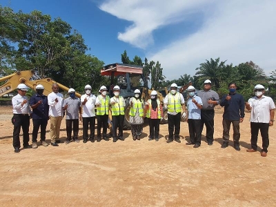 Kon Yeow (tujuh dari kanan) bergambar selepas pecah tanah projek rumah pangsa tiga tingkat di Taman Murai Jaya, Bukit Tambun pada Isnin.