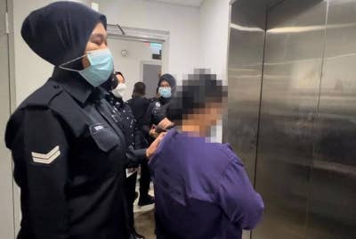 Suspek (kanan) kini direman selama empat hari bagi membantu siasatan dakwaan menganiaya anak majikannya di Mahkamah Majistret Kuala Terengganu.