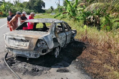 Pemandu wanita rentung apabila kereta yang dipandunya terbakar selepas terbabit dalam kemalangan. - Foto JPBM