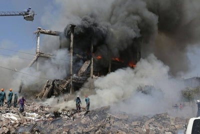 Letupan menyebabkan sebuah bangunan tiga tingkat runtuh. - Foto Reuters 