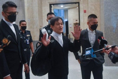 Hisyam bercakap kepada pemberita di pekarangan Istana Kehakiman selepas Mahkamah Persekutuan rehat tengah hari. - Foto Bernama