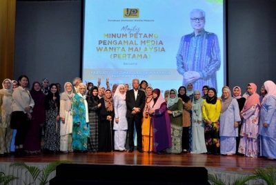 Ismail Sabri bergambar bersama pengamal media ketika Majlis Minum Petang Bersama Pengamal Media Wanita Malaysia pada Isnin. - Foto Bernama 