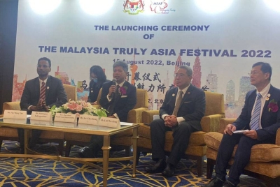 Nushirwan (tiga dari kanan) pada sidang media selepas Majlis Perasmian Malaysia Truly Asia di Hotel China World Beijing.