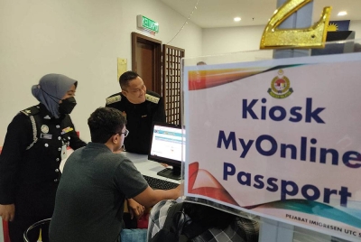 Kiosk Myonline Passport pertama dilancarkan di Pusat Transformasi Bandar (UTC) Selangor, di sini pada Isnin bagi memberikan perkhidmatan mendapatkan Pasport Malaysia Antarabangsa (PMA) dengan lebih pantas.