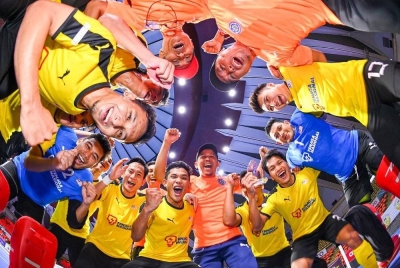 Skuad negara meraikan kejayaan muncul juara Hoki Dalam Dewan Piala Asia. - Foto MHC