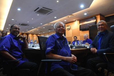 Pengerusi Barisan Nasional (BN) Datuk Seri Dr Ahmad Zahid Hamidi (kanan) bergambar bersama Naib Presiden UMNO Datuk Seri Ismail Sabri Yaakob (tengah) dan Setiausaha Agung BN Datuk Seri Dr Zambry Abdul Kadir (kiri) selepas mempengerusikan Mesyuarat Dewan Tertinggi Barisan Nasional di Menara Dato Onn pada Isnin. - Foto Bernama