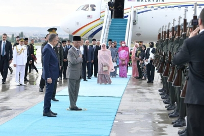 Al-Sultan Abdullah dan Tunku Azizah pada Isnin berkenan memeriksa barisan Kawalan Kehormat Tentera Turkiye ketika berangkat tiba di Lapangan Terbang Antarabangsa Esenboğa Ankara bagi mengadakan lawatan negara selama tujuh hari di Turkiye. - Foto Bernama 