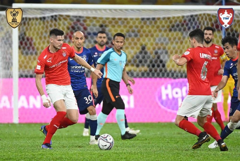 Razlan ketika mengadili aksi final Piala Malaysia antara JDT dan KL City FC di Stadium Nasional, Bukit Jalil tahun lalu.