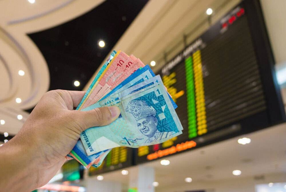 Nilai ringgit dibuka rendah berbanding dolar AS hari ini. - Photo 123RF.