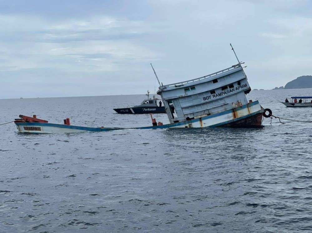 Bot nelayan Vietnam yang dilupuskan dengan menenggelamkannya sebagai tukun tiruan berhampiran Pulau Bidong pada Selasa. Foto: Maritim