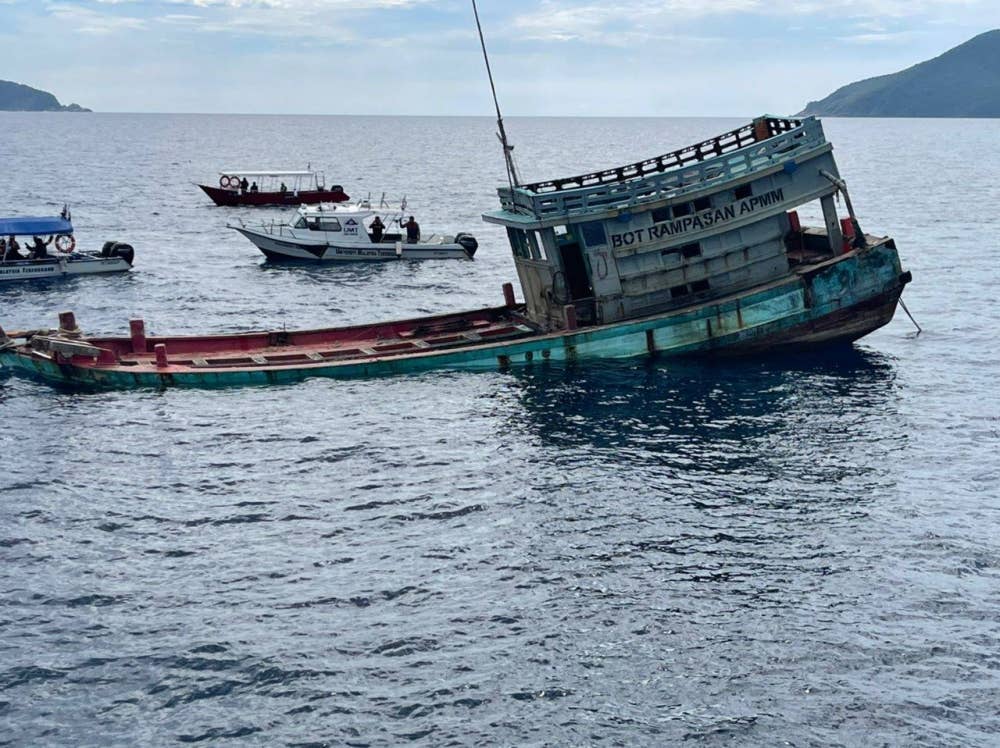 Bot nelayan Vietnam yang dilupuskan dengan menenggelamkannya sebagai tukun tiruan berhampiran Pulau Bidong pada Selasa. Foto: Maritim
