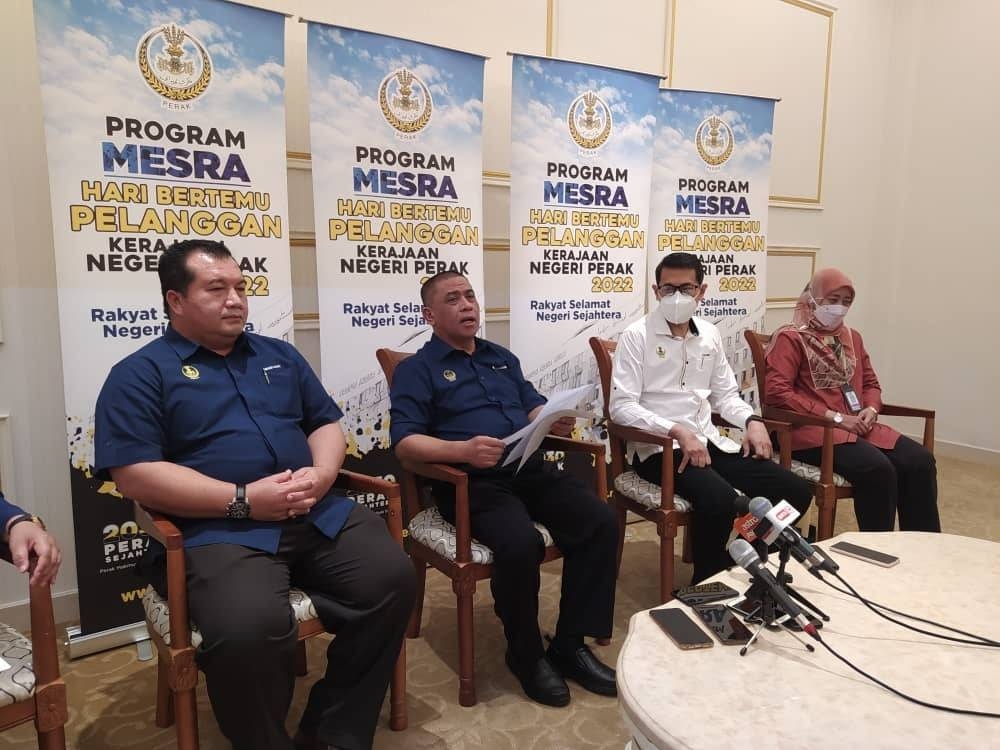 Saarani (dua dari kiri) ketika sidang akhbar selepas Program Hari Bertemu Pelanggan Kerajaan Negeri Perak di Stadium Indera Mulia pada Selasa.