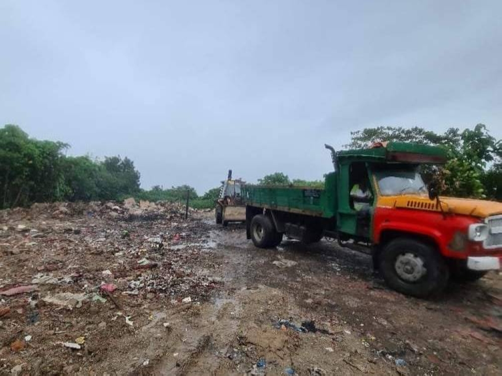 Sebuah lori yang sedang sibuk membuang sampah haram di Jalan Sijangkang Utama, Telok Panglima Garang disita pada Isnin.