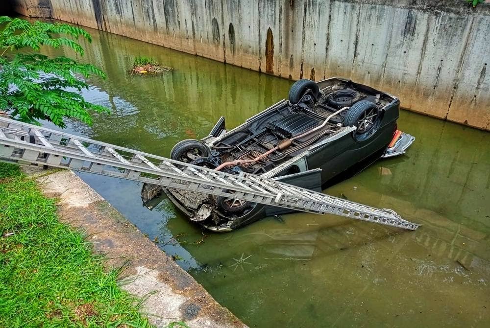 Keadaan Toyota Alphard yang terjatuh ke dalam longkang dekat Jalan Pasar, Jerantut pada Selasa. - Foto Ihsan PDRM