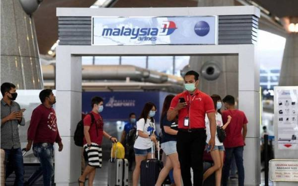 Pergerakan penumpang Malaysia Airports Holdings Bhd (MAHB) bagi rangkaian lapangan terbangnya berjumlah 7.8 juta penumpang pada Julai 2022, bersamaan dengan 62.2 peratus paras seperti sebelum pandemik. - Gambar hiasan.