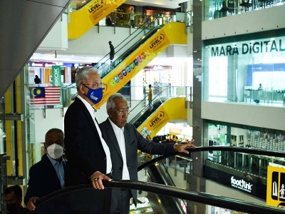 Ismail Sabri diiringi Menteri Pembangunan Luar Bandar, Datuk Seri Mahdzir Khalid dalam tinjauan mengejut ke Mara Digital Mall di Kuala Lumpur pada Isnin.