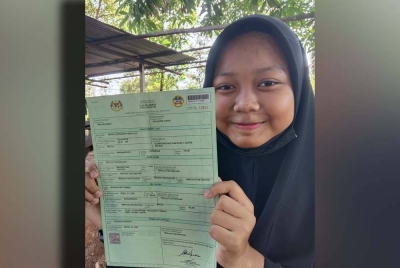 Badiah Afifah menunjukkan sijil kelahirannya.