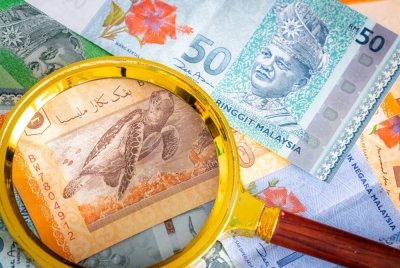 Ringgit yang semakin lemah, susut lebih enam peratus nilainya berbanding dolar AS setakat tahun ini telah menarik pelabur asing kembali ke pasaran hartanah Malaysia.