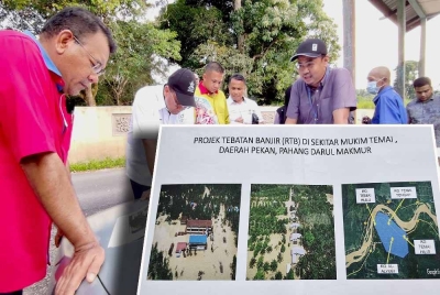 Mohammad Fakhruddin (tengah) mendengar penerangan RTB mukim Temai oleh Penolong Jurutera Jabatan Pengairan dan Saliran Daerah Pekan, Rosmantino Marzuki (kanan). Gambar dalam : Beberapa lokasi yang akan dibina tebatan bagi mengurangkan kesan banjir di daerah Pekan.