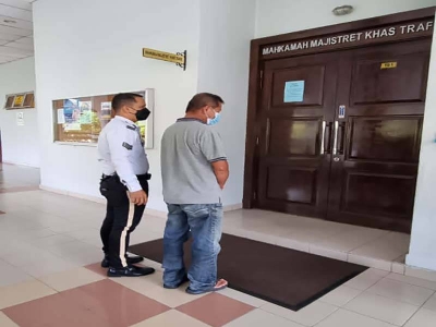 Tertuduh diiring polis di mahkamah