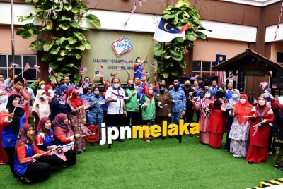 Norazlee (tengah) bersama kakitangan JPN mengibarkan Jalur Gemilang pada Program Kibar Jalur Gemilang JPN Melaka 2022 #KeluargaMalaysiaTeguhBersama di Kompleks Dalam Negeri (KDN) pada Selasa.
--fotoBERNAMA (2022) HAK CIPTA TERPELIHARA
