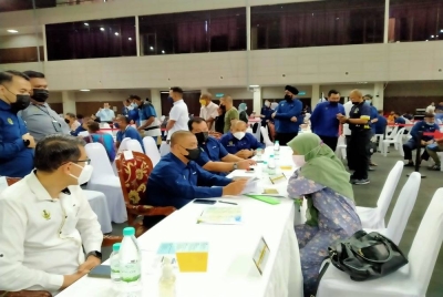 Saarani (dua dari kiri) bertemu dengan rakyat sempena Program Hari Bertemu Pelanggan Kerajaan Negeri Perak di Stadium Indera Mulia, di sini pada Selasa.