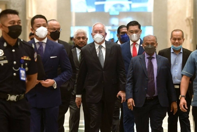 Najib (tengah) ketika tiba di Mahkamah Persekutuan pada Selasa. - Foto Bernama