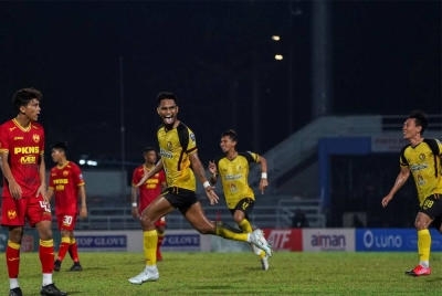 Selvaraj (tengah) meraikan kejayaannya menghasilkan gol cantik sekali gus membantu Negeri Sembilan FC menewaskan Selangor FC 3-2 pada aksi Liga Super di Petaling Jaya pada 31 Julai. - Foto media sosial