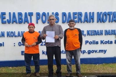 Dr Ismail (tengah) bersama laporan polis yang dibuat di IPD Kota Setar menggesa siasatan dilakukan terhadap beberapa individu dan syarikat berkaitan skandal LCS.