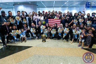 Subahan ketika menyambut kepulangan skuad hoki dalam dewan lelaki negara yang mencipta sejarah menjuarai Kejohanan Hoki Dalam Dewan Piala Asia 2022 di Bangkok, pada Isnin.
Turut tiba bersama adalah skuad wanita yang berjaya merangkul pingat gangsa pada kejohanan sama. - Foto FB Malaysian Hockey Confederation