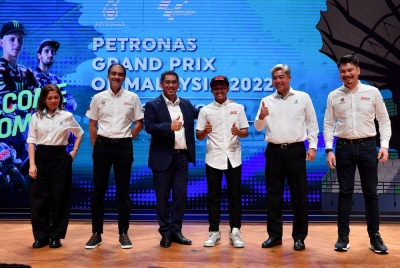 Menteri Belia dan Sukan, Datuk Seri Ahmad Faizal Azumu (tiga dari kiri) bersama Syarifuddin (tiga dari kanan) ketika Majlis Pelancaran Grand Prix Malaysia Petronas 2022 di Dewan Filharmonik Petronas KLCC pada Selasa. - Foto Bernama