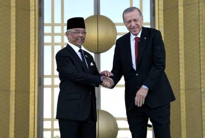 Al-Sultan Abdullah bersalaman bersama Erdogan semasa berangkat pada Sambutan Negara di Istana Presiden. - Foto Bernama