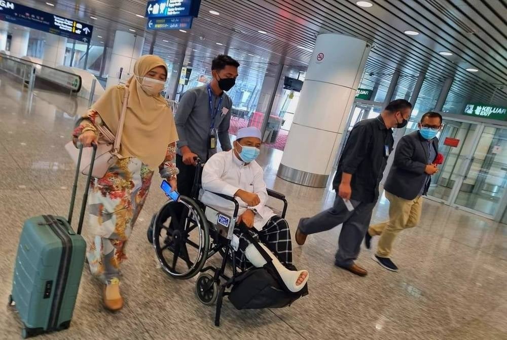 Mohd Nassuruddin yang mengalami patah kaki kanan terpaksa menggunakan kerusi roda ketika tiba di tanah air pada Selasa.