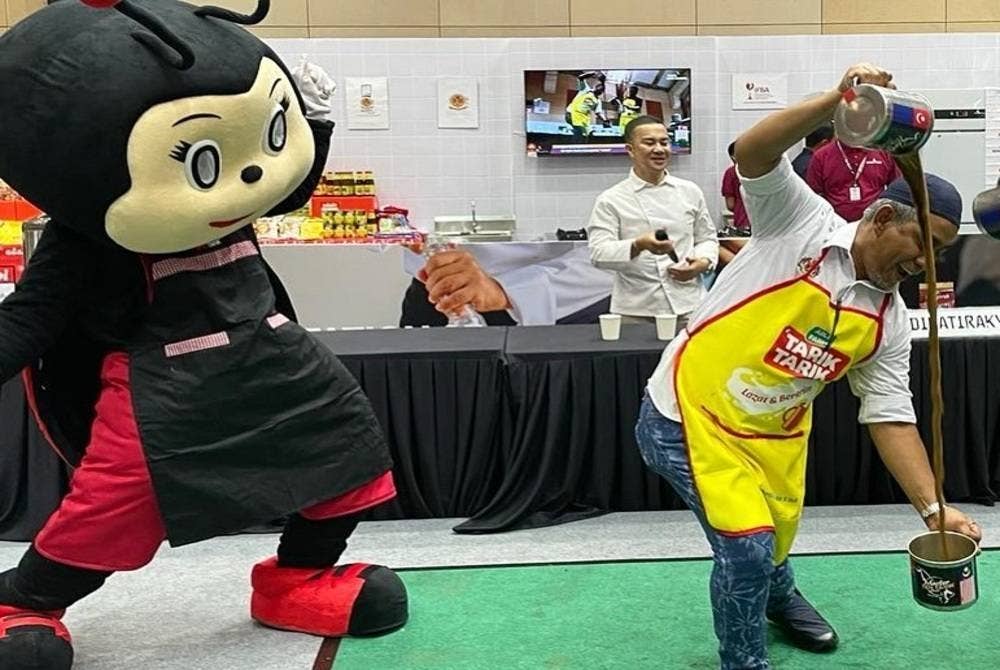 Tengku Ahmad Badli Shah mempamerkan aksi menarik dan muncul juara dalam pertandingan Kopi Tarik.