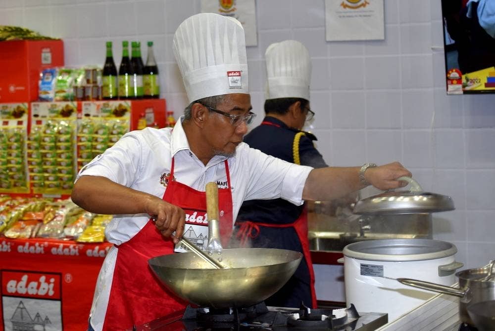 Tengku Ahmad Badli Shah menyediakan masakan pada pertandingan masakan Bila Hero MAFI Masuk Dapur sempena MAHA 2022.