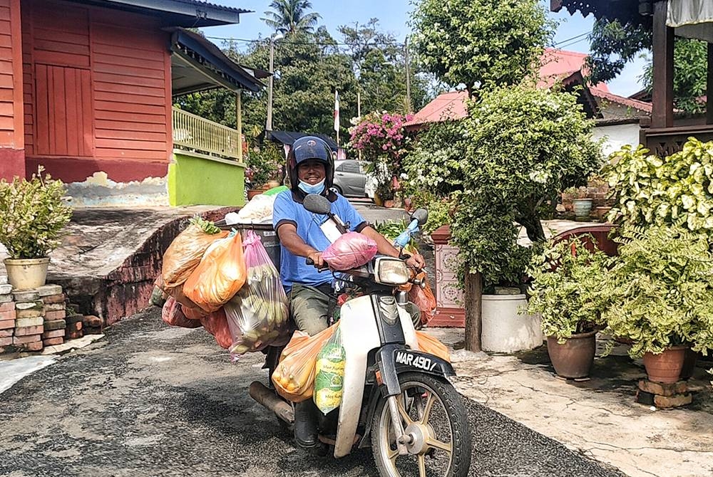Ahmad Diah berniaga di beberapa kampung dengan menjual lebih 40 jenis barang makanan dengan menunggang motosikal.