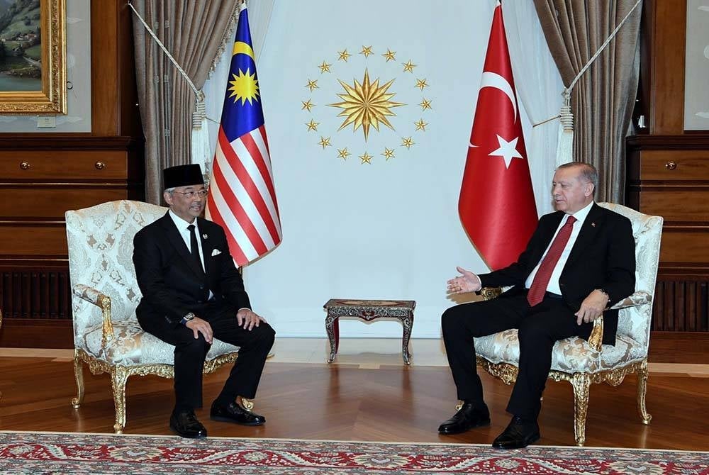 Yang di-Pertuan Agong Al-Sultan Abdullah Ri'ayatuddin Al-Mustafa Billah Shah berkenan melakukan pertemuan empat mata bersama Presiden Turkiye Recep Tayyip Erdogan semasa berangkat pada Sambutan Negara di Istana Presiden hari ini bersempena lawatan negara tujuh hari baginda ke Turkiye.