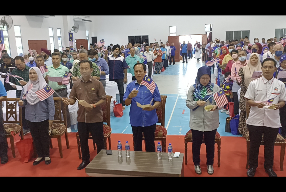 Ahmad (tengah) pada Majlis Pelancaran Kibaran Jalur Gemilang Peringkat Parlimen Pontian di Dewan Muafakat Sungai Pinggan Benut pada Rabu.