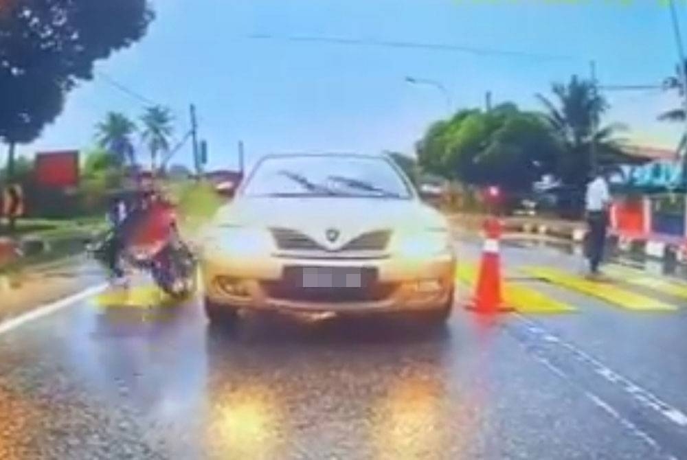 Tangkap layar video tular memaparkan murid dirempuh motosikal ketika melintas di hadapan Sekolah Kebangsaan (SK) Koris dekat Senggarang Batu Pahat.
