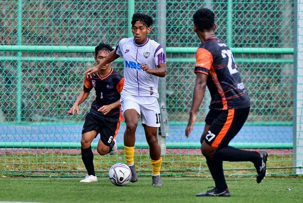 Aksi UiTM ketika berdepan UPSI pada perlawanan terakhir Kumpulan A.