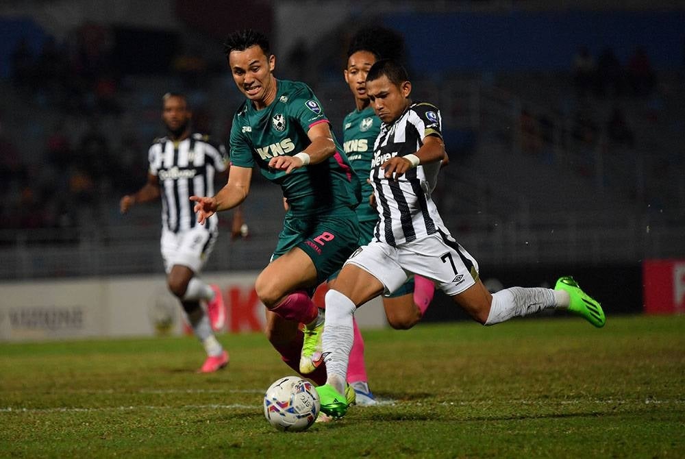 Faisal Halim diasak pemain Selangor Quentin Cheng Jiun Ho pada perlawanan Liga Super di Stadium Majlis Bandaraya Petaling Jaya pada Rabu. - Foto Bernama