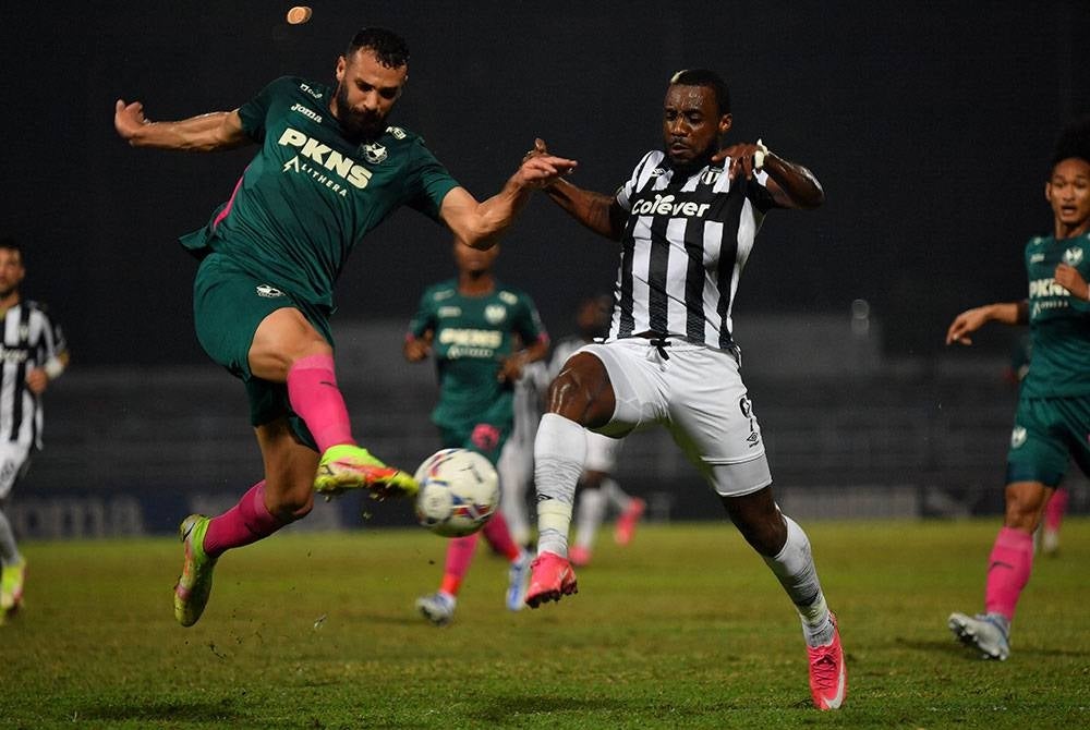 Pemain TFC, Kpah Sean Sherman dihalang pemain Selangor, Yazan Mousa Mahmoud Al-Arab pada perlawanan Liga Super di Stadium Majlis Bandaraya Petaling Jaya pada Rabu. - Foto Bernama