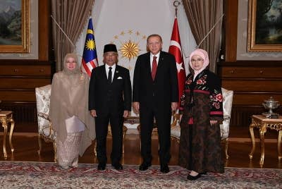 Al-Sultan Abdullah bersama Tunku Azizah berkenan bergambar bersama Erdogan dan isteri, Emine Erdogan semasa berangkat pada Sambutan Negara di Istana Presiden hari ini bersempena lawatan negara tujuh hari baginda ke Turkiye. - Foto Bernama