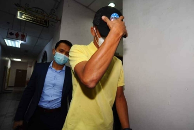 Ahmad Jamil (depan) mengaku tidak bersalah atas pertuduhan menerima rasuah daripada sebuah syarikat selepas didakwa di Mahkamah Sesyen Johor Bahru, pada Rabu.