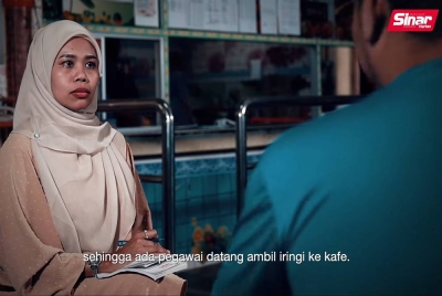 Kerjaya dan reputasi seorang pakar kulinari dikenali sebagai Roy (kanan) berakhir di sebalik tirai besi atas kesalahan pelanggaran kontrak perniagaan.