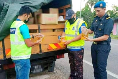 KPDNHEP Kelantan menggagalkan cubaan sebuah lori membawa 2,720kg minyak masak peket bersubsidi dipercayai untuk diseludup ke negara jiran di Peringat, di Kota Bharu pada Selasa.