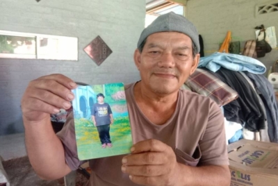 Azizan menunjukkan gambar Mona Liza.