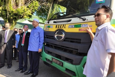 Nik Izani ( tiga dari kiri) merasmikan Program Jelajah Kelantanku Bersih dan Pelancaran Zon Bersih Indah Ceria, pada Rabu.